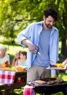 Barbecue e tavolo da pranzo